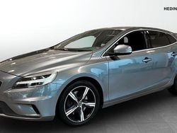 Grå Begagnad 2018 Volvo V40 R-Design Halvkombi | 179 900 kr (Marknadspris)