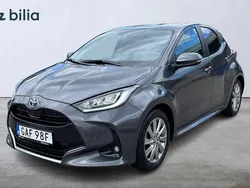 Mörkgrå (grå) Begagnad 2022 Toyota Yaris Hybrid Edition Halvkombi | 229 800 kr (Marknadspris)