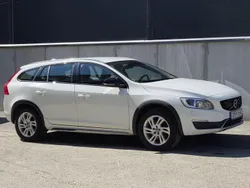 Vit Begagnad 2018 Volvo V60 CC Momentum Kombi | 189 000 kr (Bra pris)