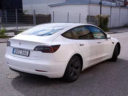 Vit Begagnad 2021 Tesla Model 3 Standard Range Plus Sedan | 245 000 kr (Marknadspris)