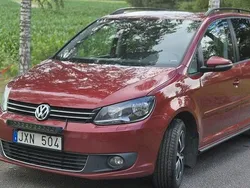 Röd Begagnad 2014 VW Touran Minibuss | 94 900 kr (Lite dyr)