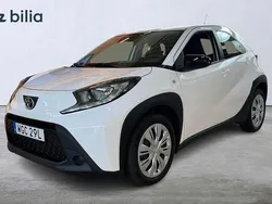 Vit Begagnad 2022 Toyota Aygo Play Halvkombi | 159 900 kr (Marknadspris)