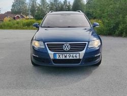 Mörkblå Begagnad 2006 VW Passat Highline Kombi | 39 900 kr (Marknadspris)