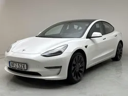 Vit Begagnad 2022 Tesla Model 3 Sedan | 309 000 kr (Bra pris)