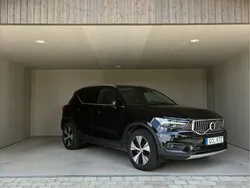 Svart Begagnad 2021 Volvo XC40 Momentum SUV | 319 900 kr (Bra pris)