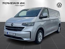 Ljusgrå (light grey metallic) Ny 2025 VW T6.1 Van | 611 125 kr (Marknadspris)