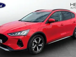 Röd (red) Begagnad 2023 Ford Focus Active Halvkombi | 229 900 kr (Marknadspris)