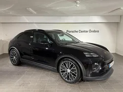 Svart (jet black metallic) Ny 2025 Porsche Macan SUV | 989 000 kr