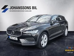 Svart Begagnad 2020 Volvo V60 CC Momentum Kombi | 309 900 kr (Marknadspris)