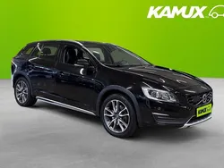 Svart Begagnad 2017 Volvo V60 CC Summum Kombi | 174 800 kr (Marknadspris)