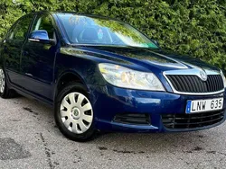 Mörkblå Begagnad 2010 Skoda Octavia Ambiente Halvkombi | 74 900 kr (Marknadspris)