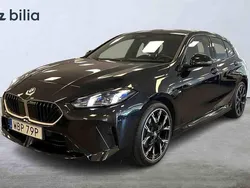 Svart Begagnad 2025 BMW 120 Halvkombi | 399 000 kr