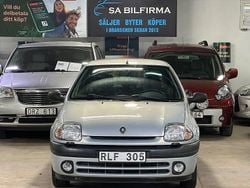Ljusgrå (grå) Begagnad 2000 Renault Clio II Halvkombi | 22 900 kr (Marknadspris)