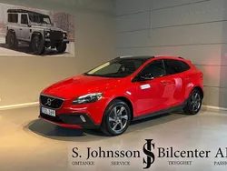 Röd Begagnad 2016 Volvo V40 CC Summum Kombi | 174 900 kr (Marknadspris)