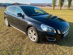 Svart Begagnad 2011 Volvo V60 Momentum Kombi | 59 900 kr (Marknadspris)