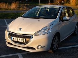 Vit Begagnad 2015 Peugeot 208 Halvkombi | 89 900 kr (Marknadspris)
