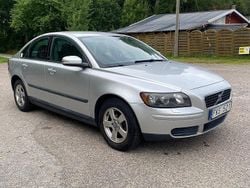 Ljusgrå Begagnad 2007 Volvo S40 Kinetic Sedan | 54 900 kr (Marknadspris)