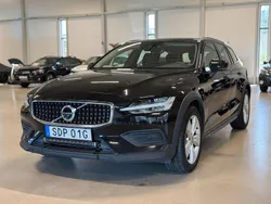 Svart Begagnad 2021 Volvo V60 CC Kombi | 269 900 kr (Marknadspris)