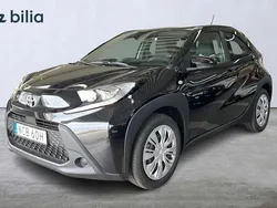 Svart Ny 2024 Toyota Aygo Play Halvkombi | 189 000 kr (Marknadspris)