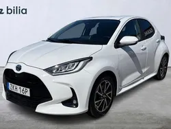Vit Begagnad 2022 Toyota Yaris Hybrid Active Halvkombi | 209 900 kr (Marknadspris)