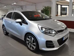 Grå Begagnad 2015 Kia Rio Halvkombi | 112 500 kr (Lite dyr)