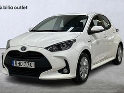 Vit Begagnad 2021 Toyota Yaris Hybrid Active Halvkombi | 184 900 kr (Marknadspris)