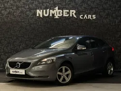 Grå Begagnad 2017 Volvo V40 Kinetic Kombi | 139 900 kr (Marknadspris)