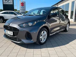 Grå (lead grey) Begagnad 2024 Mazda 2 Center-Line Halvkombi | 229 000 kr (Marknadspris)