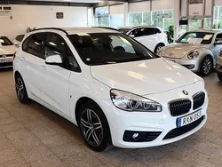 Vit Begagnad 2017 BMW 225 Active Tourer Sport Line Minibuss | 159 900 kr (Marknadspris)