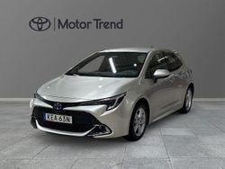 Silver Begagnad 2024 Toyota Corolla Hybrid Style Halvkombi | 299 000 kr (Marknadspris)