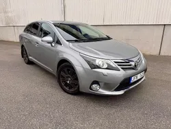 Ljusgrå (grå) Begagnad 2013 Toyota Avensis Executive Kombi | 89 900 kr (Marknadspris)