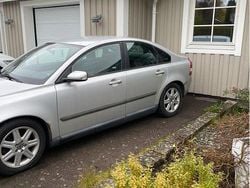 Grå Begagnad 2004 Volvo S40 Sedan | 15 000 kr (Superpris)