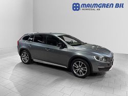 Grå (osmium grå metallic) Begagnad 2017 Volvo V60 CC Standard Kombi | 229 000 kr (Dyr)