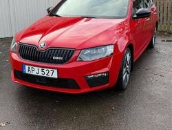 Röd Begagnad 2015 Skoda Octavia RS Kombi | 149 000 kr (Marknadspris)
