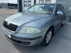 Mörkgrå (grå) Begagnad 2005 Skoda Octavia Halvkombi | 23 900 kr (Dyr)