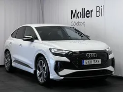 Glaciärvit metallic Begagnad 2023 Audi Q4 Sportback e-tron Comfort SUV | 399 900 kr (Marknadspris)