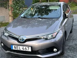 Brun Begagnad 2016 Toyota Auris Hybrid Halvkombi | 155 000 kr (Marknadspris)