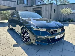 Svart Begagnad 2025 BMW 530e Performance Kombi | 669 000 kr (Superpris)