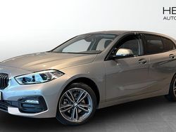 Begagnad 2022 BMW 118 Sport Line Halvkombi | 248 700 kr (Marknadspris)