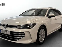 Vit Begagnad 2024 VW Passat Business Kombi | 459 900 kr (Marknadspris)