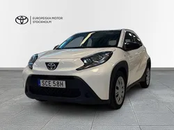 Vit Begagnad 2022 Toyota Aygo Play Halvkombi | 174 900 kr (Marknadspris)