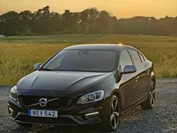 Svart Begagnad 2017 Volvo S60 R-Design Momentum Sedan | 173 900 kr (Marknadspris)