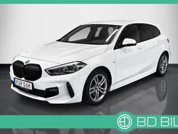 Vit Begagnad 2021 BMW 118 M Sport Halvkombi | 233 900 kr (Marknadspris)