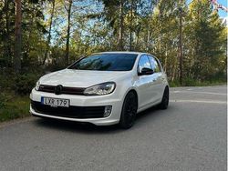 Vit Begagnad 2012 VW Golf VII Edition Halvkombi | 124 990 kr (Marknadspris)