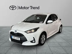 Vit Begagnad 2022 Toyota Yaris Hybrid Halvkombi | 204 900 kr (Marknadspris)
