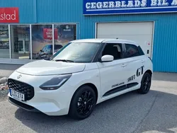 Vit Ny 2024 Suzuki Swift Halvkombi | 274 900 kr (Marknadspris)