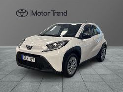 Vit Begagnad 2023 Toyota Aygo X Play SUV | 159 000 kr