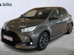 Grön Begagnad 2023 Toyota Yaris Hybrid Active Halvkombi | 239 900 kr (Marknadspris)