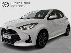 Vit Begagnad 2022 Toyota Yaris Hybrid Active Halvkombi | 224 900 kr (Marknadspris)