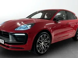 Röd (red) Begagnad 2023 Porsche Macan SUV | 749 000 kr (Lite dyr)